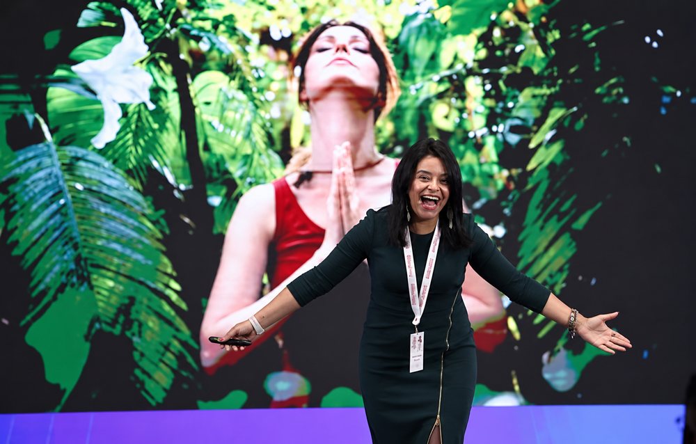 Karen Bruges en el escenario del Gran Foro Mujeres 2024
